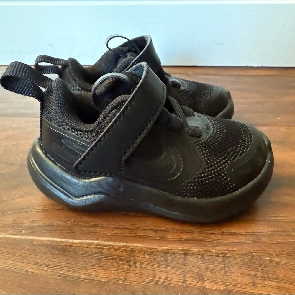 Nike Cosmic Runner All-Black Kids' Sneakers-Size 3C NWOT